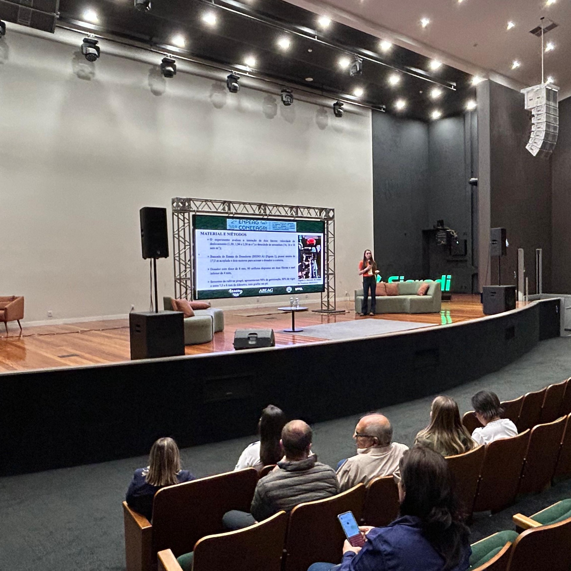 Apresentação de trabalho pela Larissa Friedrich.